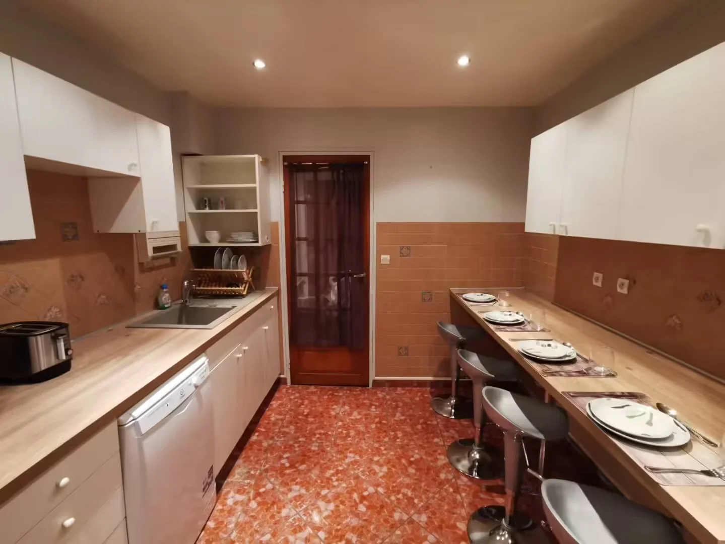 Habitación estudiantil económica cerca del campus en 