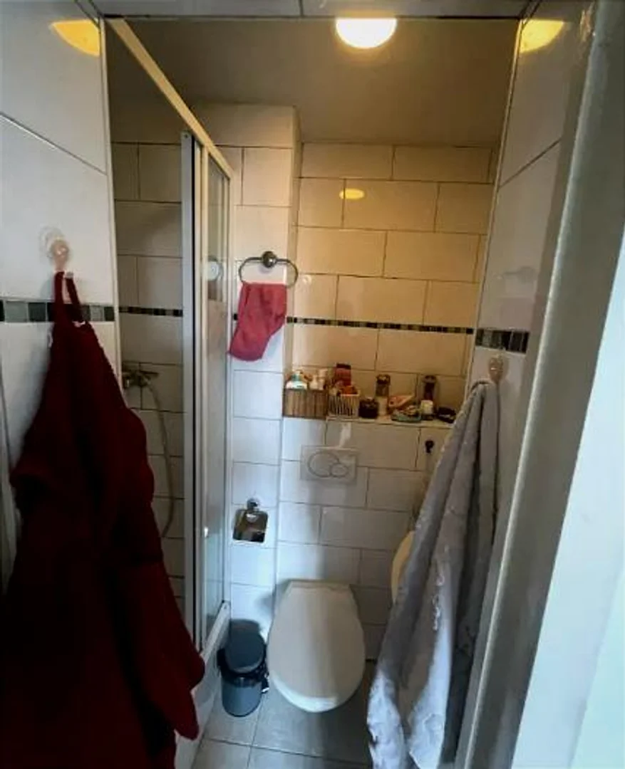 Apartamento estúdio acessível com características essenciais em 