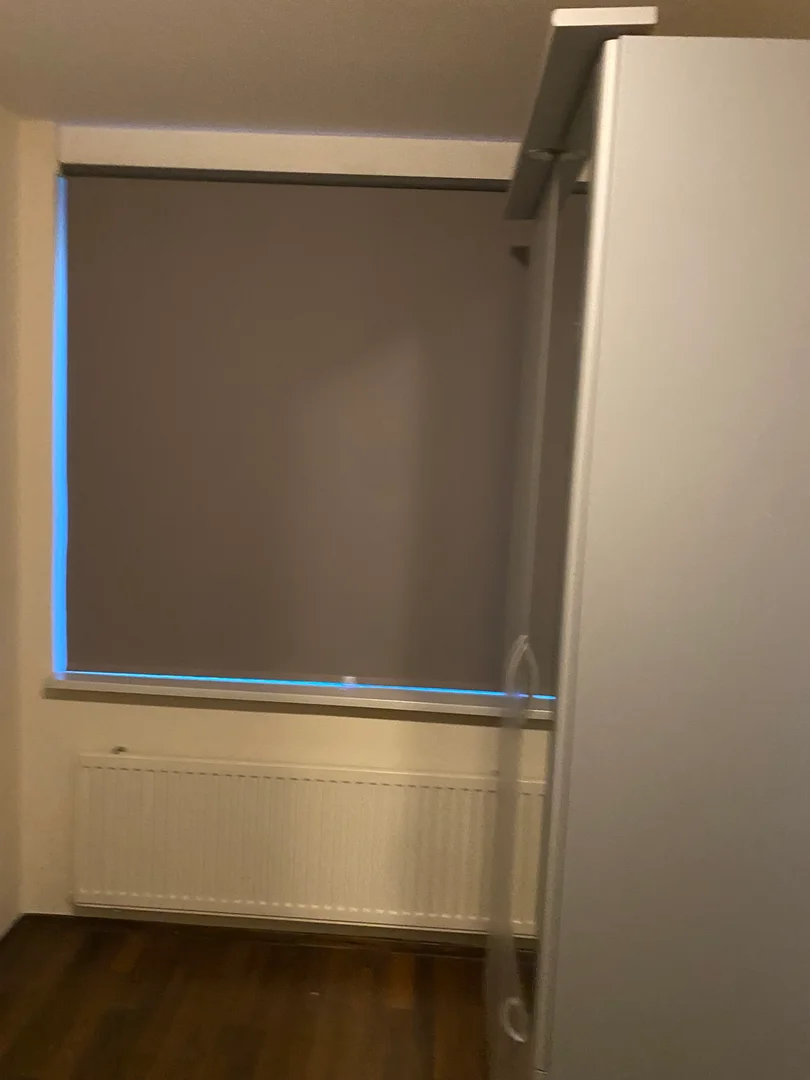 Pokój studencki w  z miejscem do nauki i wspólnymi udogodnieniami