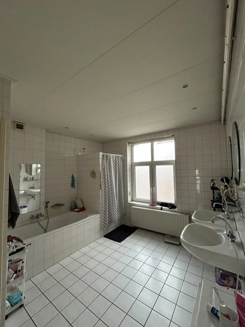 Quarto de estudante económico perto do campus em 