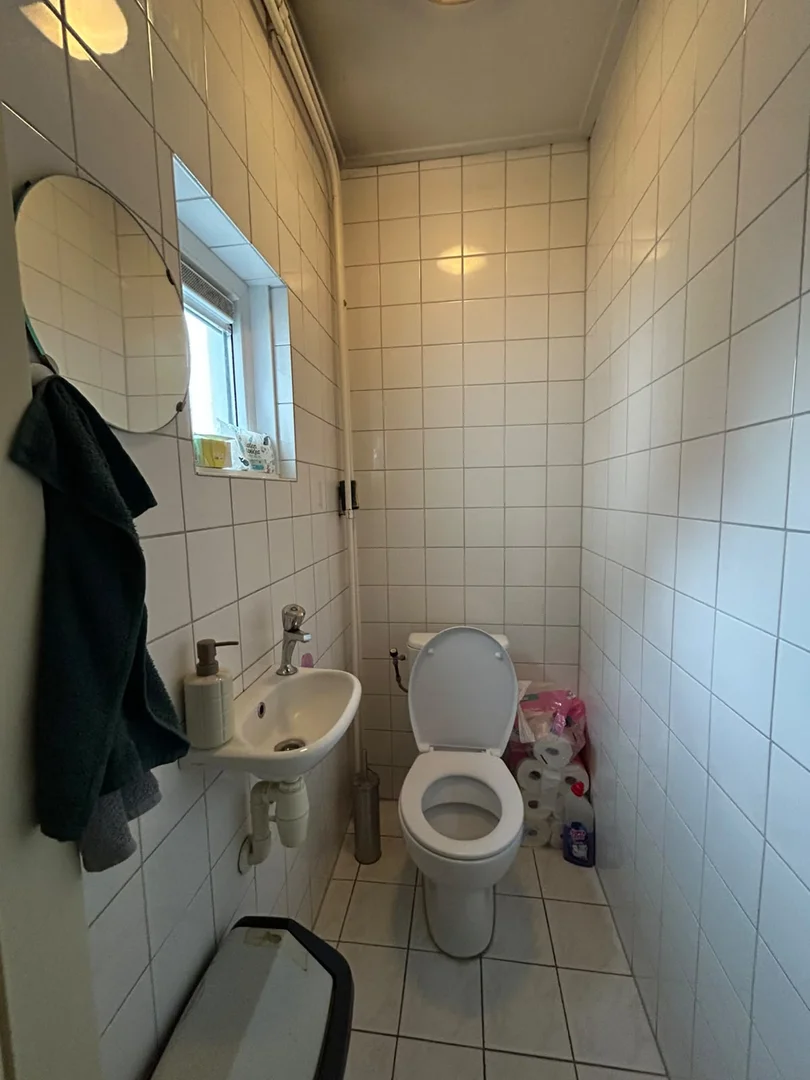 Quarto de estudante luminoso e arejado com acesso fácil à universidade em 