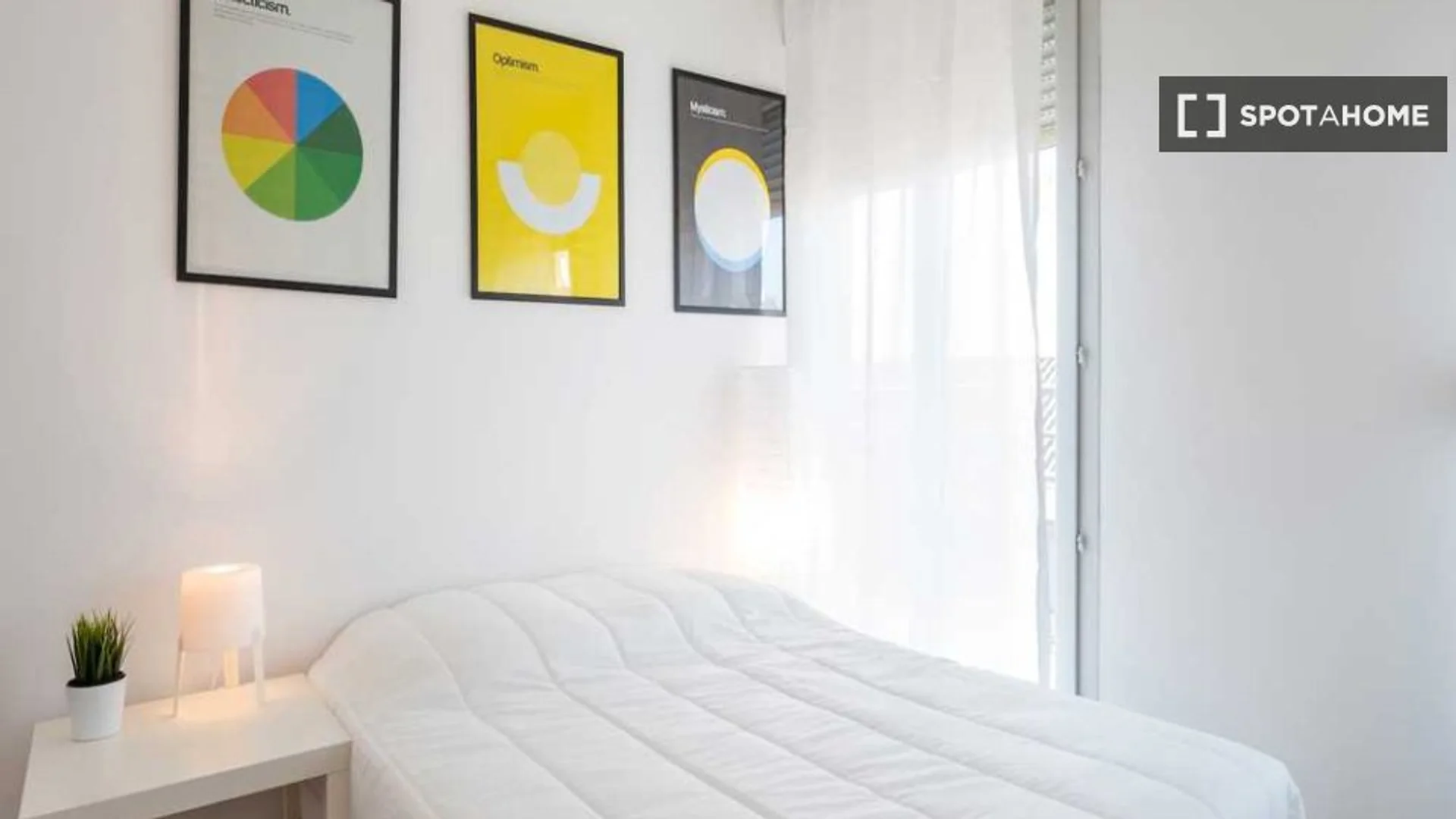 Habitación para estudiantes en con área de estudio y facilidades compartidas