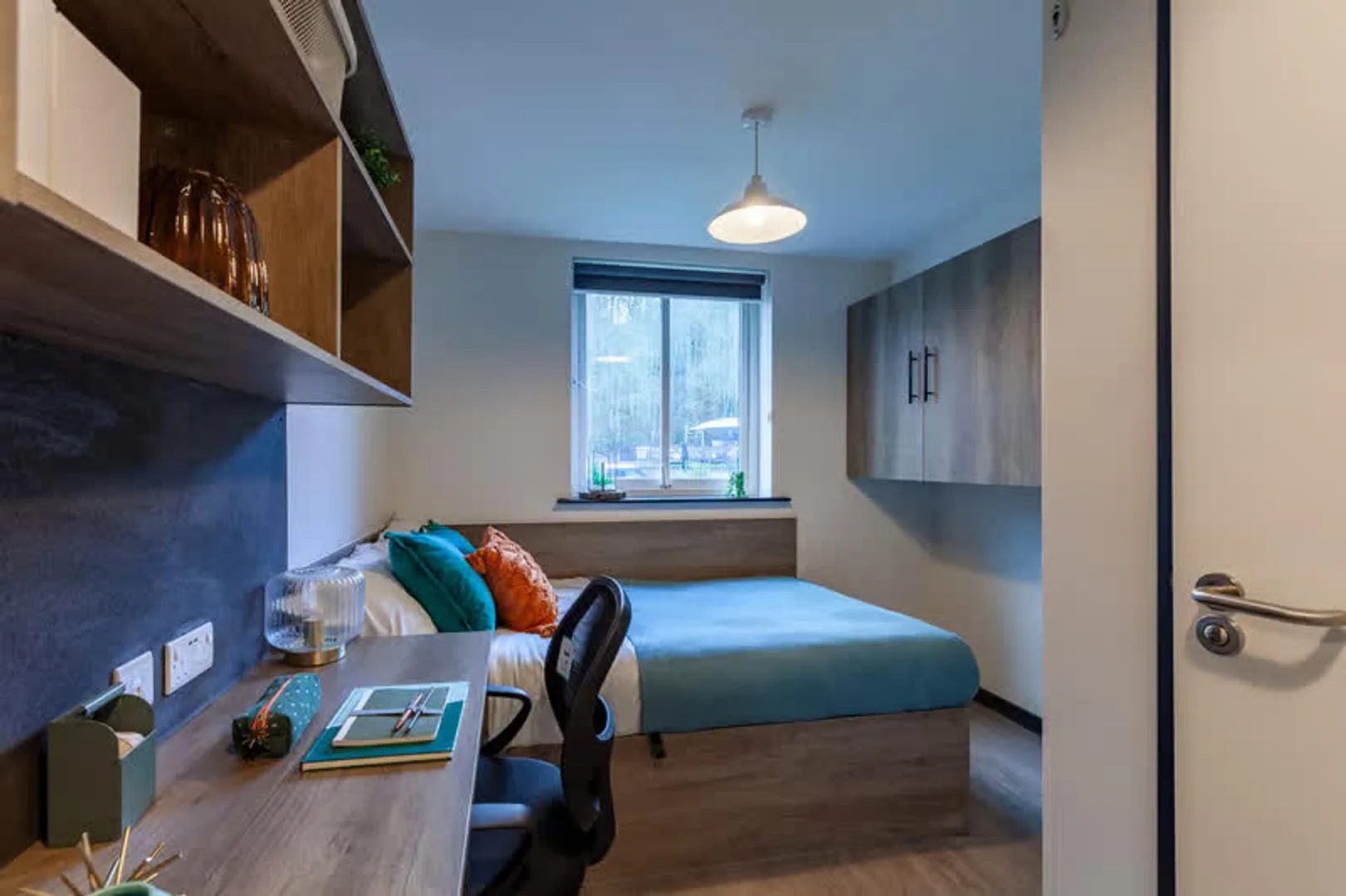 Quarto de estudante económico com localização conveniente em 