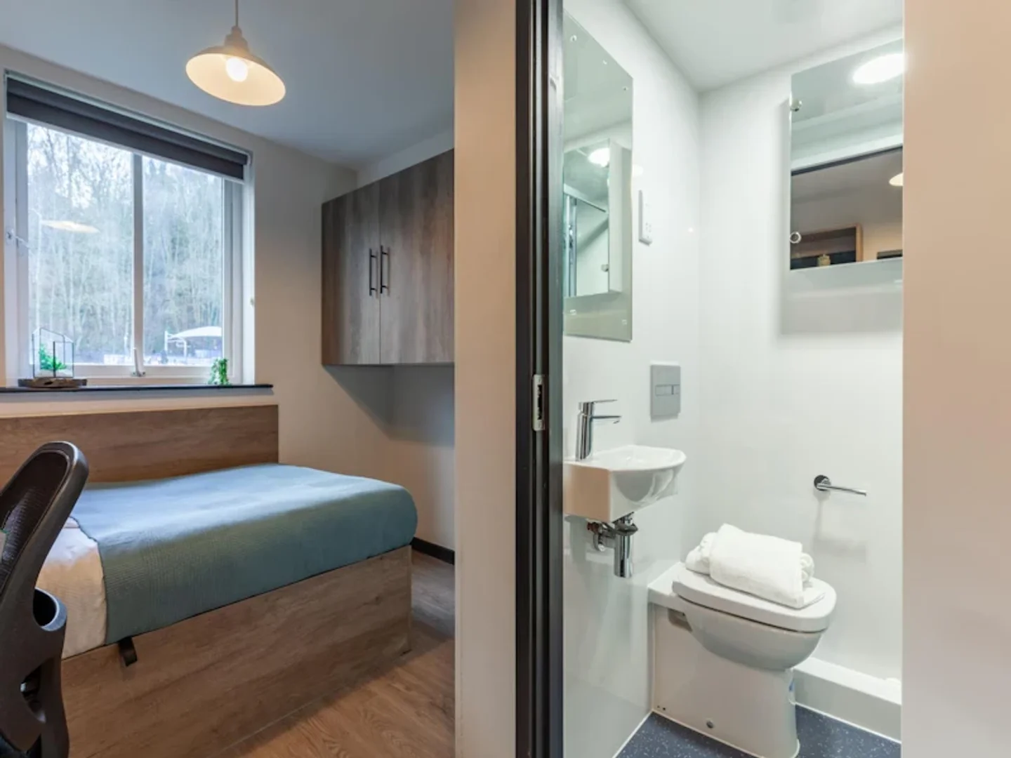 Functional student room perfect for studying in 
