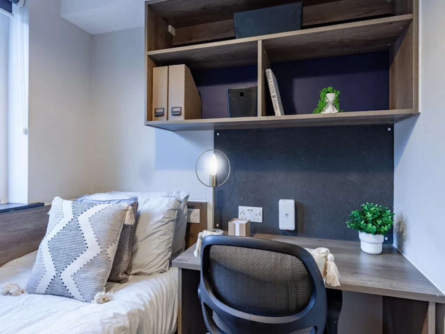 Quarto de estudante luminoso e arejado com acesso fácil à universidade em 
