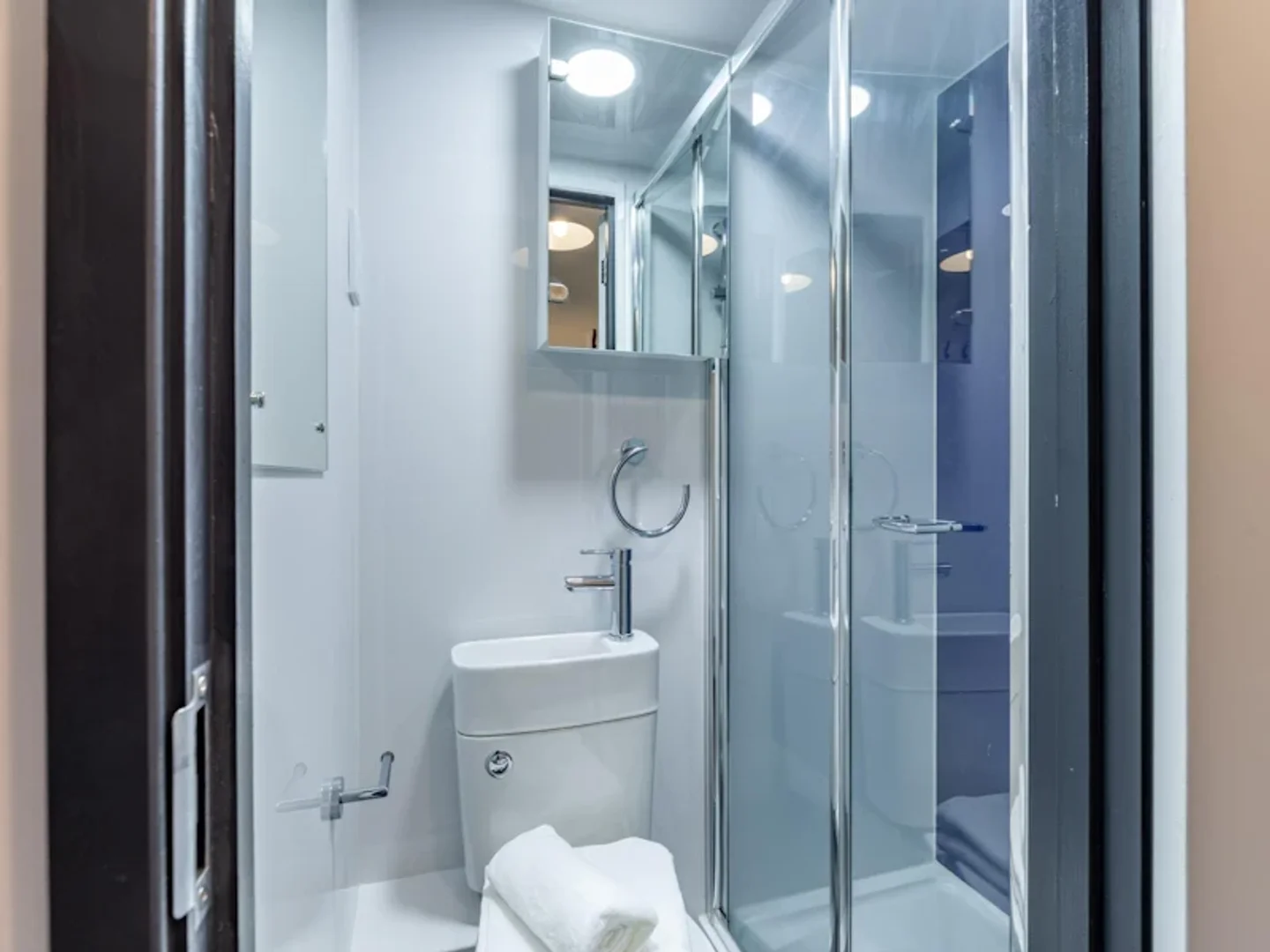 Quarto de estudante em  com área de estudo e instalações partilhadas