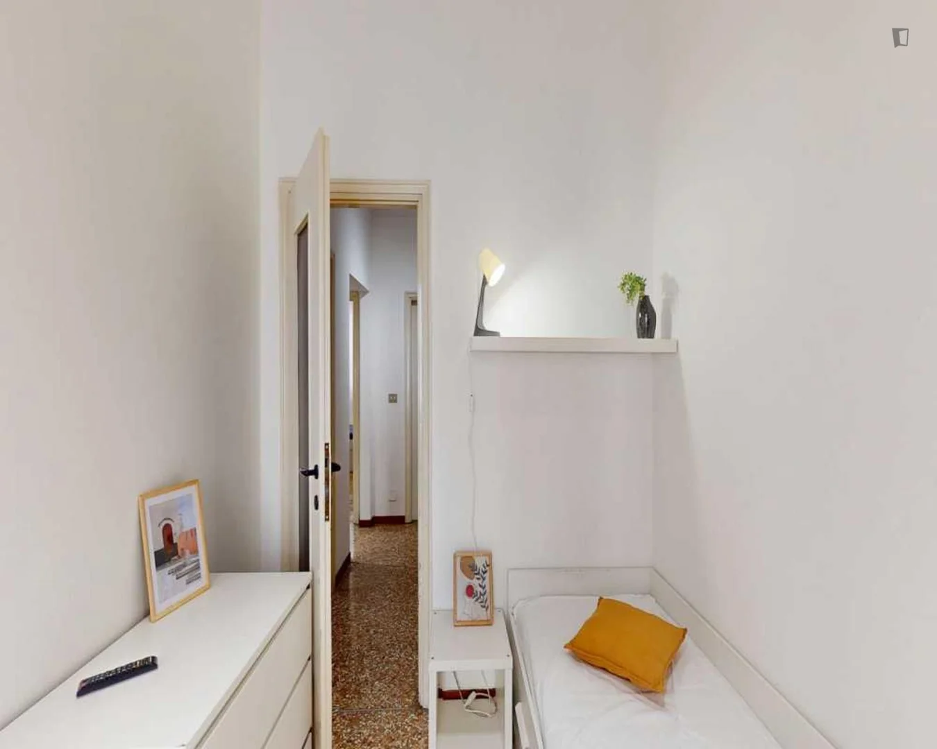 Quarto acessível para estudantes com iluminação ampla em 