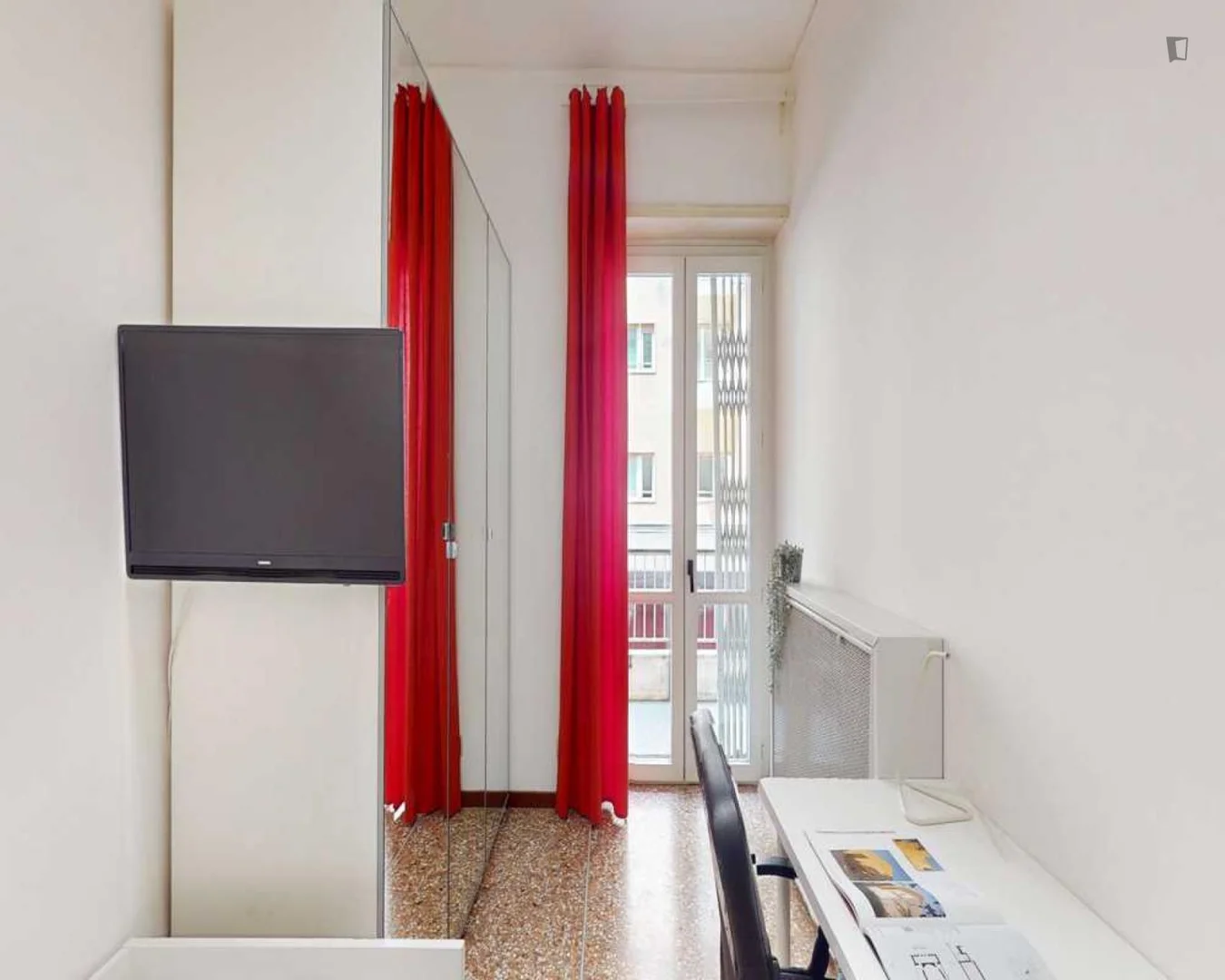 Quarto acessível para estudantes com iluminação ampla em 
