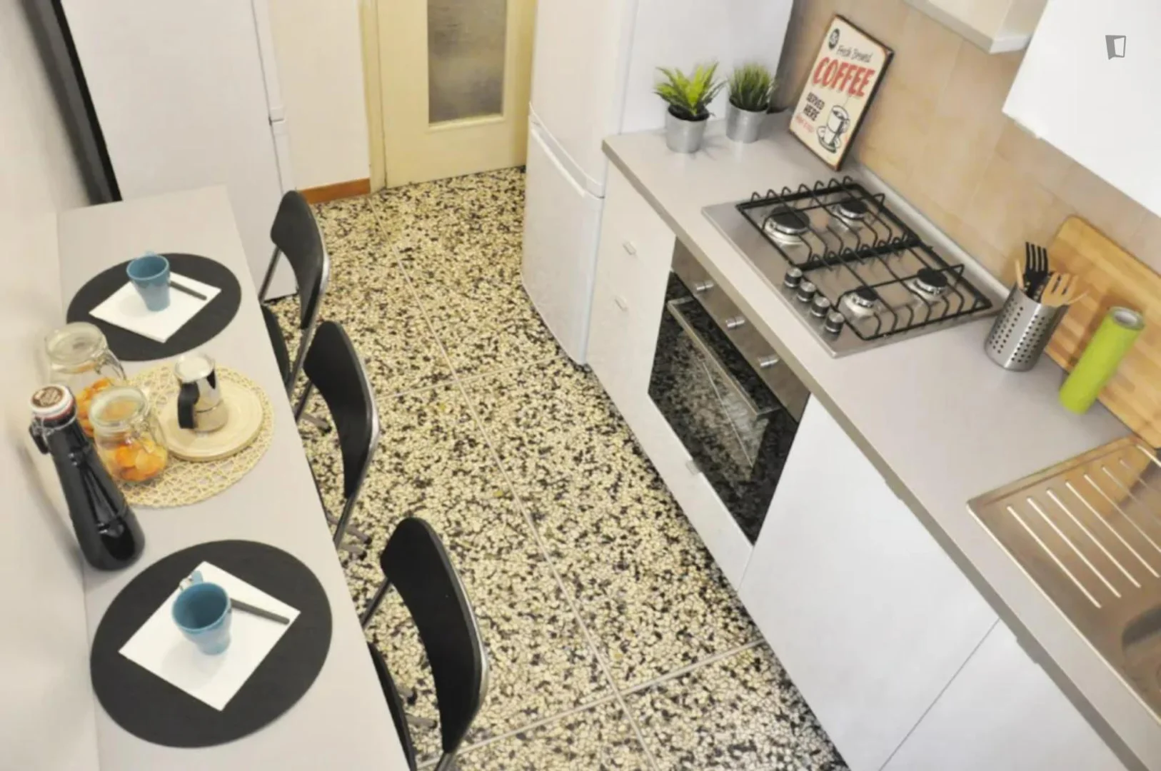 Quarto de estudante económico perto do campus em 