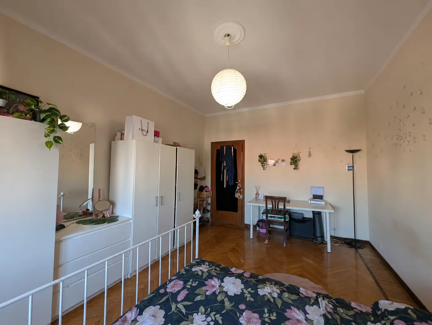 Quarto acessível para estudantes com iluminação ampla em 
