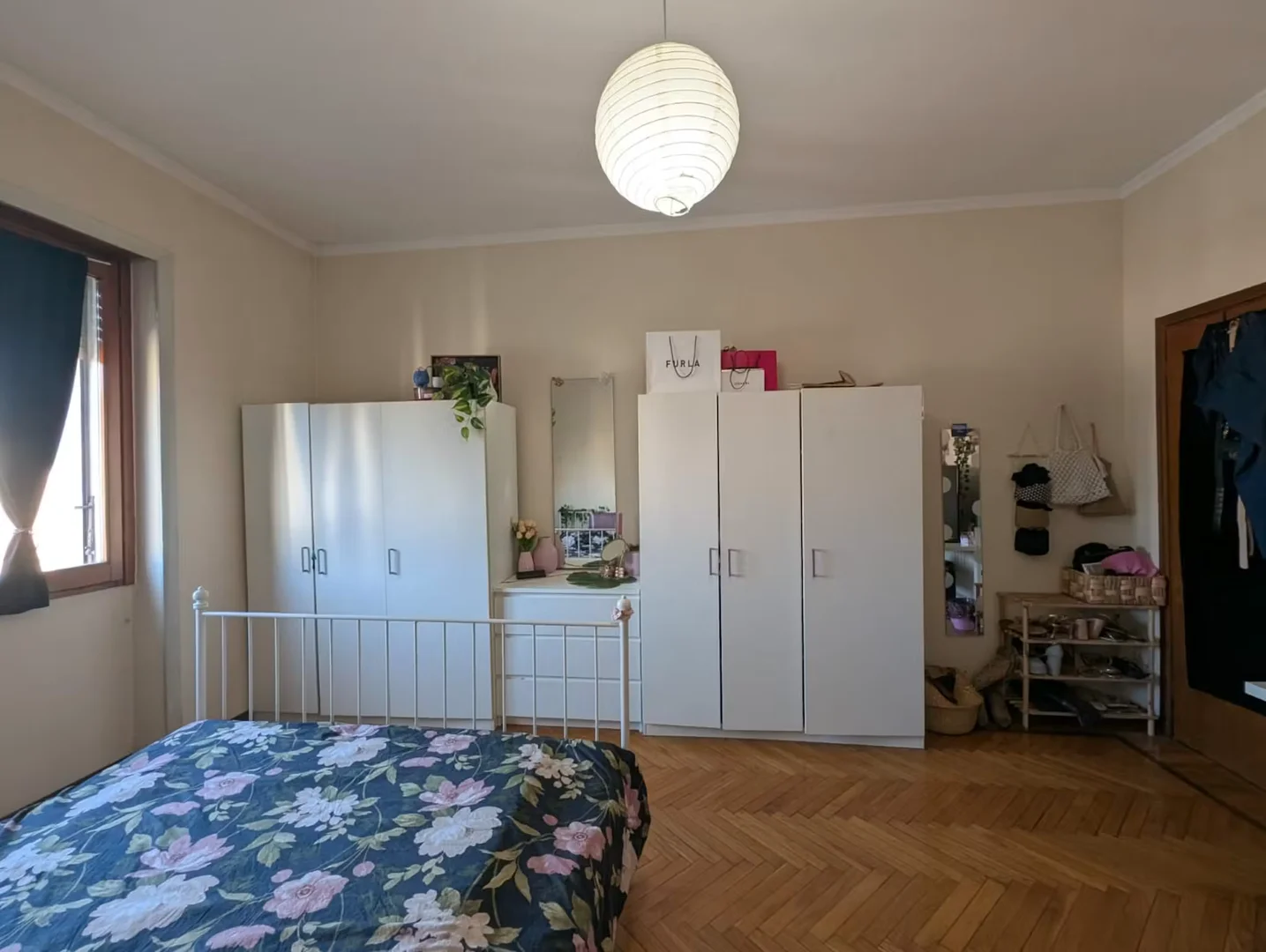 Quarto de estudante em  com área de estudo e instalações partilhadas