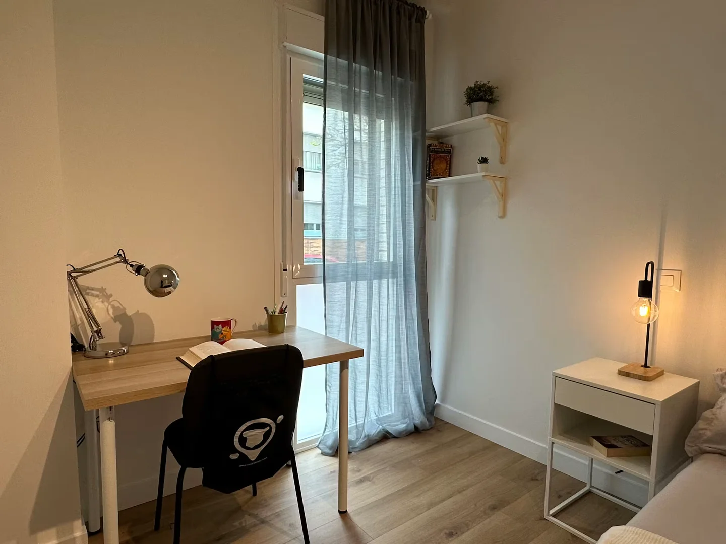 Comfortable and spacious student room in 