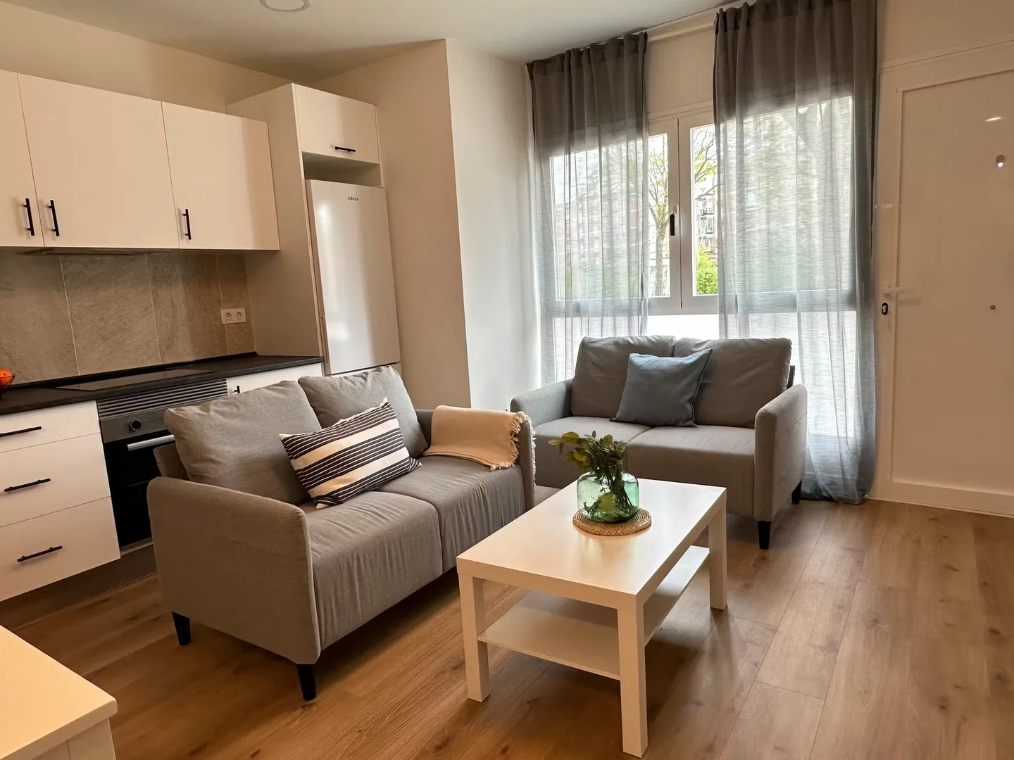 Bright and airy student room with easy university access in 