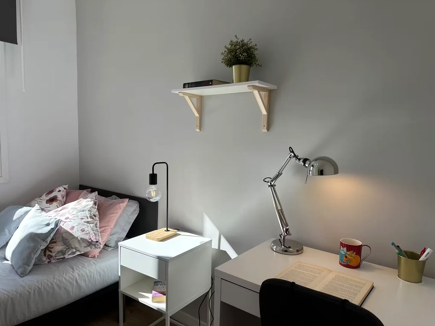 Comfortable and spacious student room in