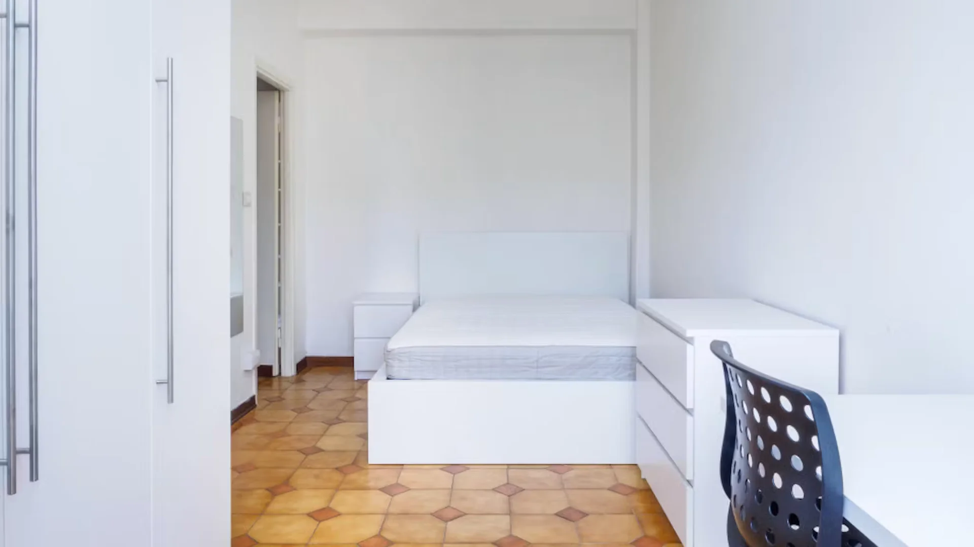 Quarto de estudante luminoso e arejado com acesso fácil à universidade em 