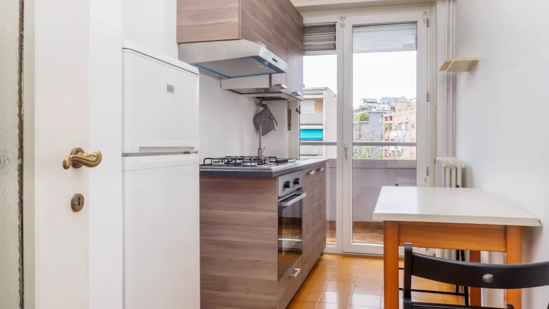 Quarto de estudante em  com área de estudo e instalações partilhadas