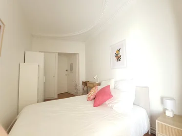 Habitación privada en Rue des Saussaies, 8th Arrondissement, imagen 1 de 8