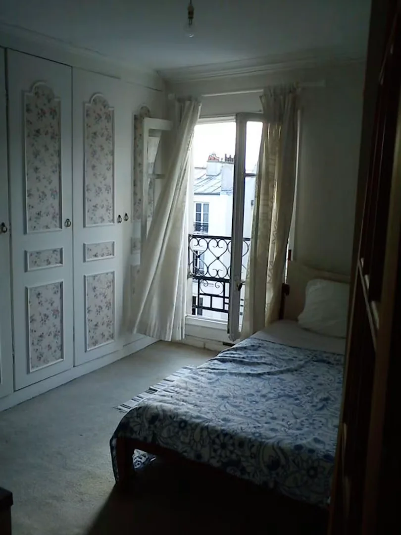 Chambre d'étudiant à  avec espace d'étude et installations communes