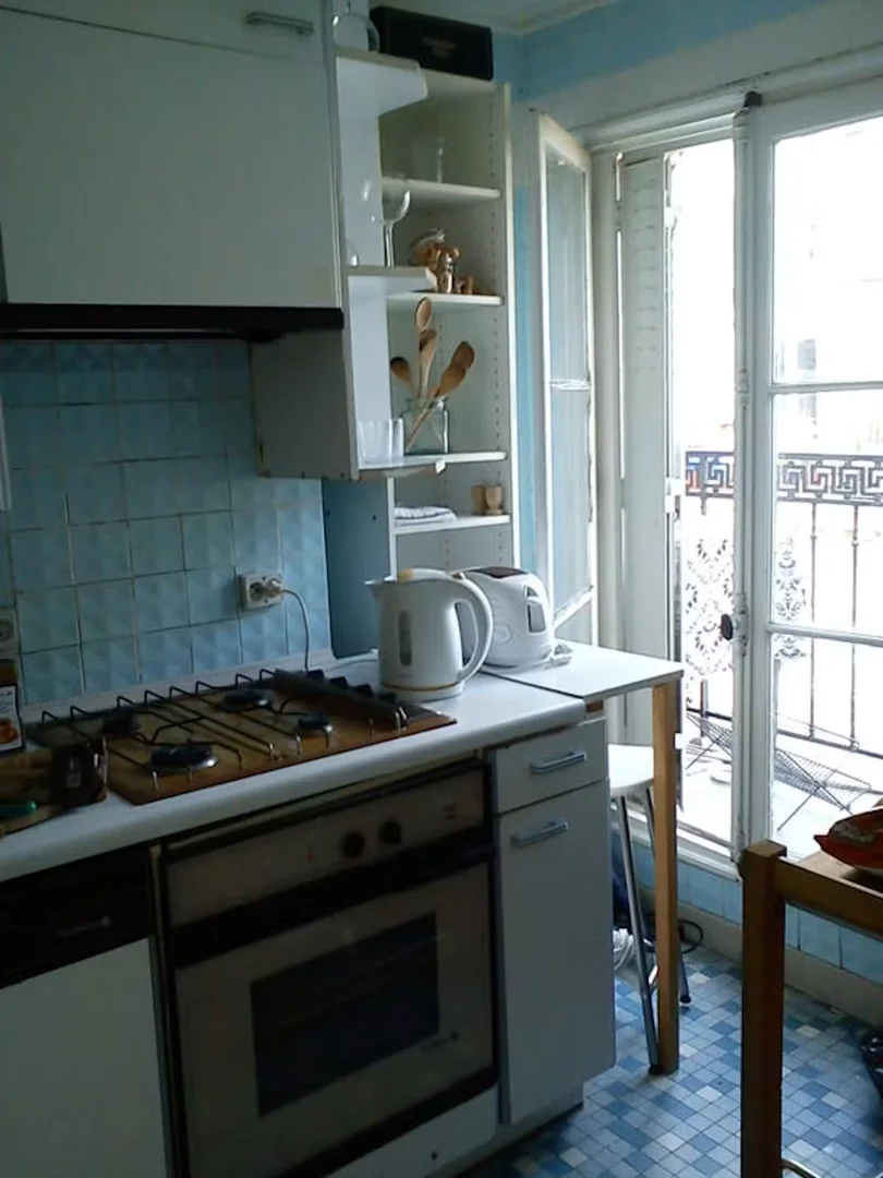 Chambre d'étudiant à  avec espace d'étude et installations communes