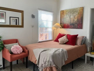 Stanza privata in Eleanor Avenue, Central LA, immagine 2 di 10