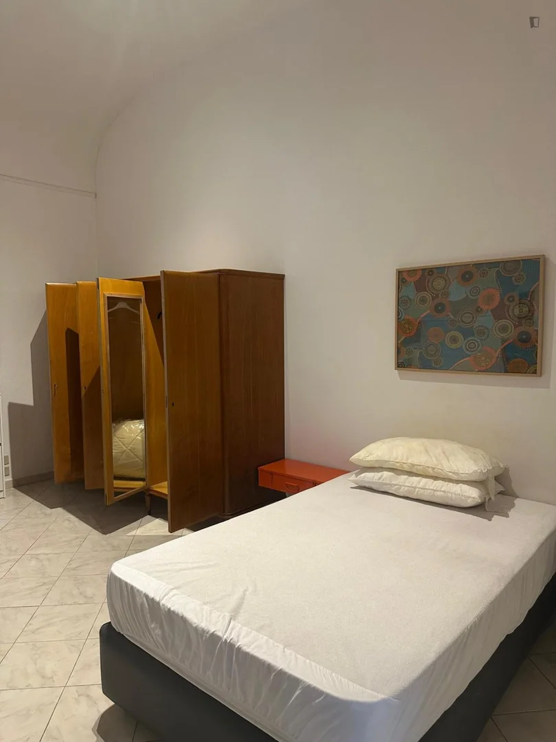 Quarto de estudante económico com localização conveniente em 