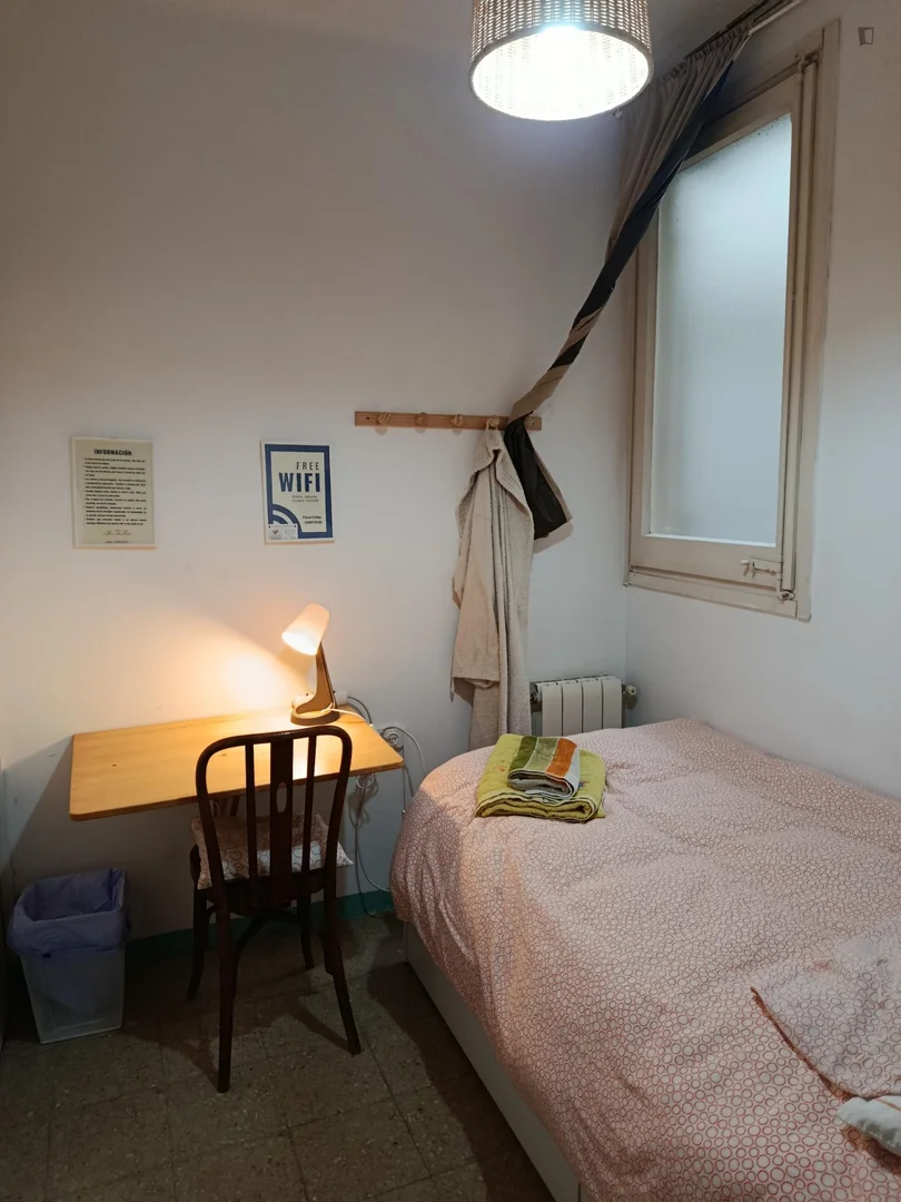 Habitación estudiantil luminosa y aireada con fácil acceso a la universidad en 