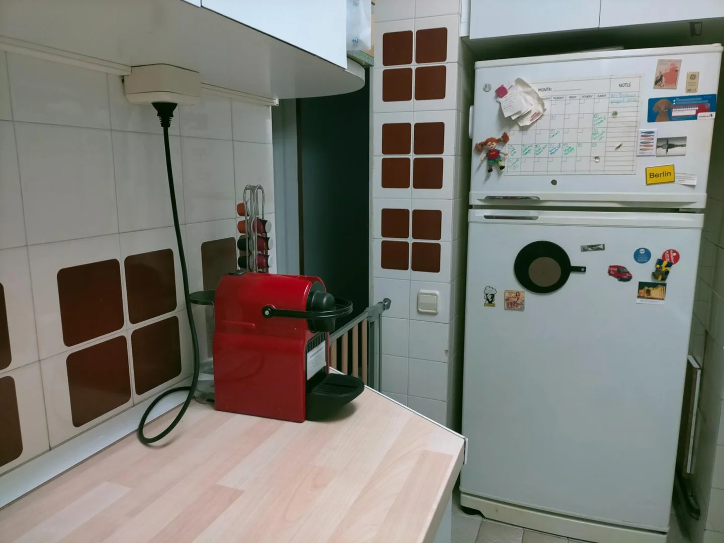 Habitación estudiantil funcional perfecta para estudiar en 