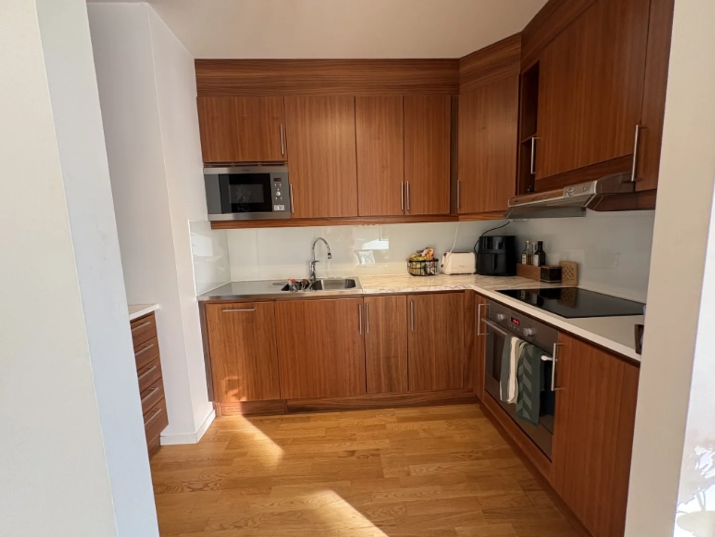 Bright and airy student room with easy university access in 