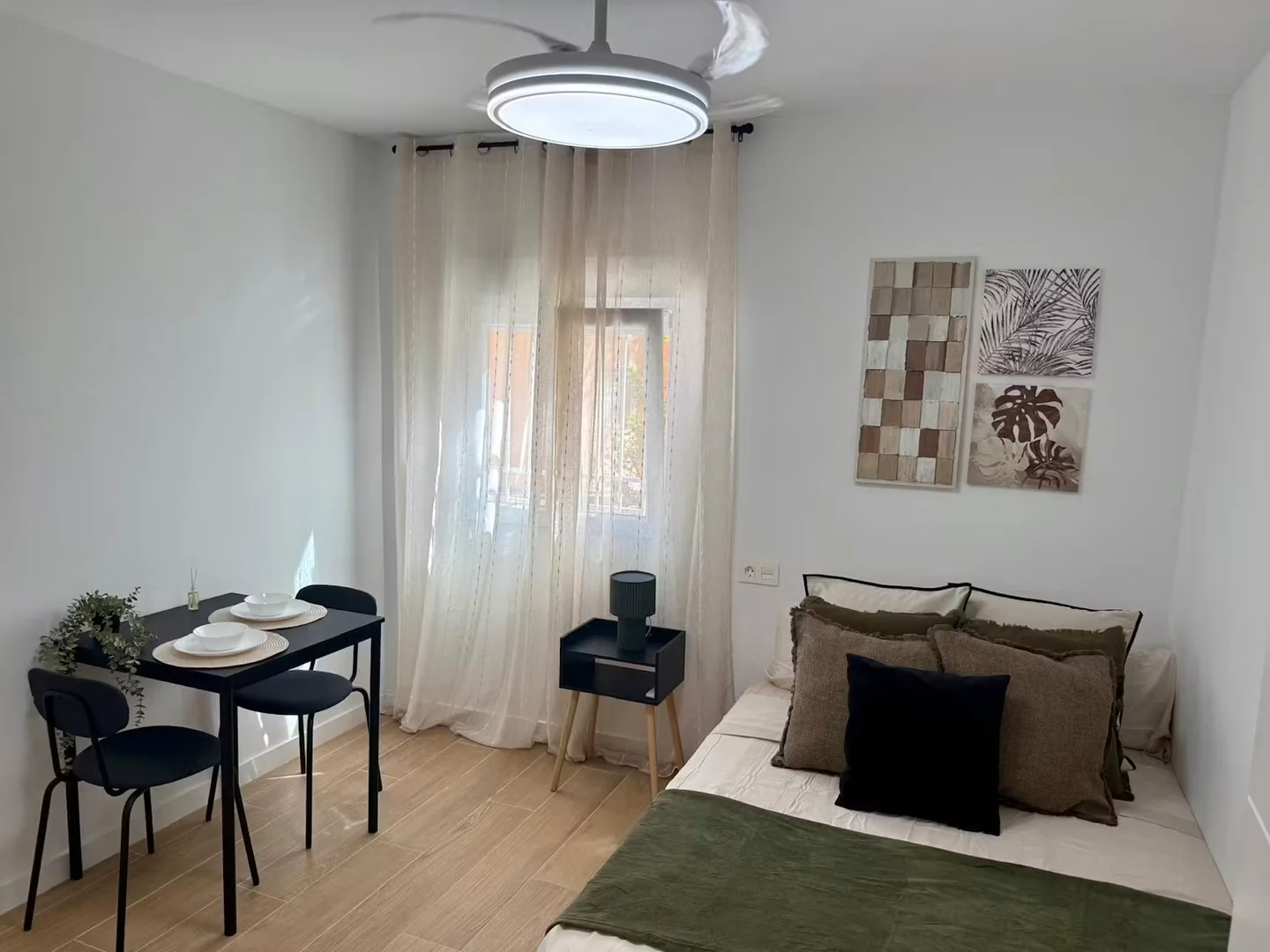Student-friendly room in  with modern amenities