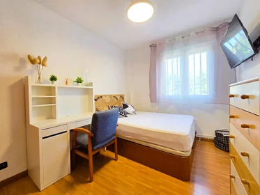 Habitación en alquiler con cama doble {area}