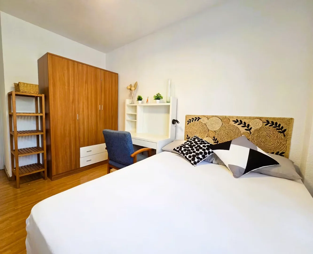 Habitación estudiantil luminosa y aireada con fácil acceso a la universidad en 