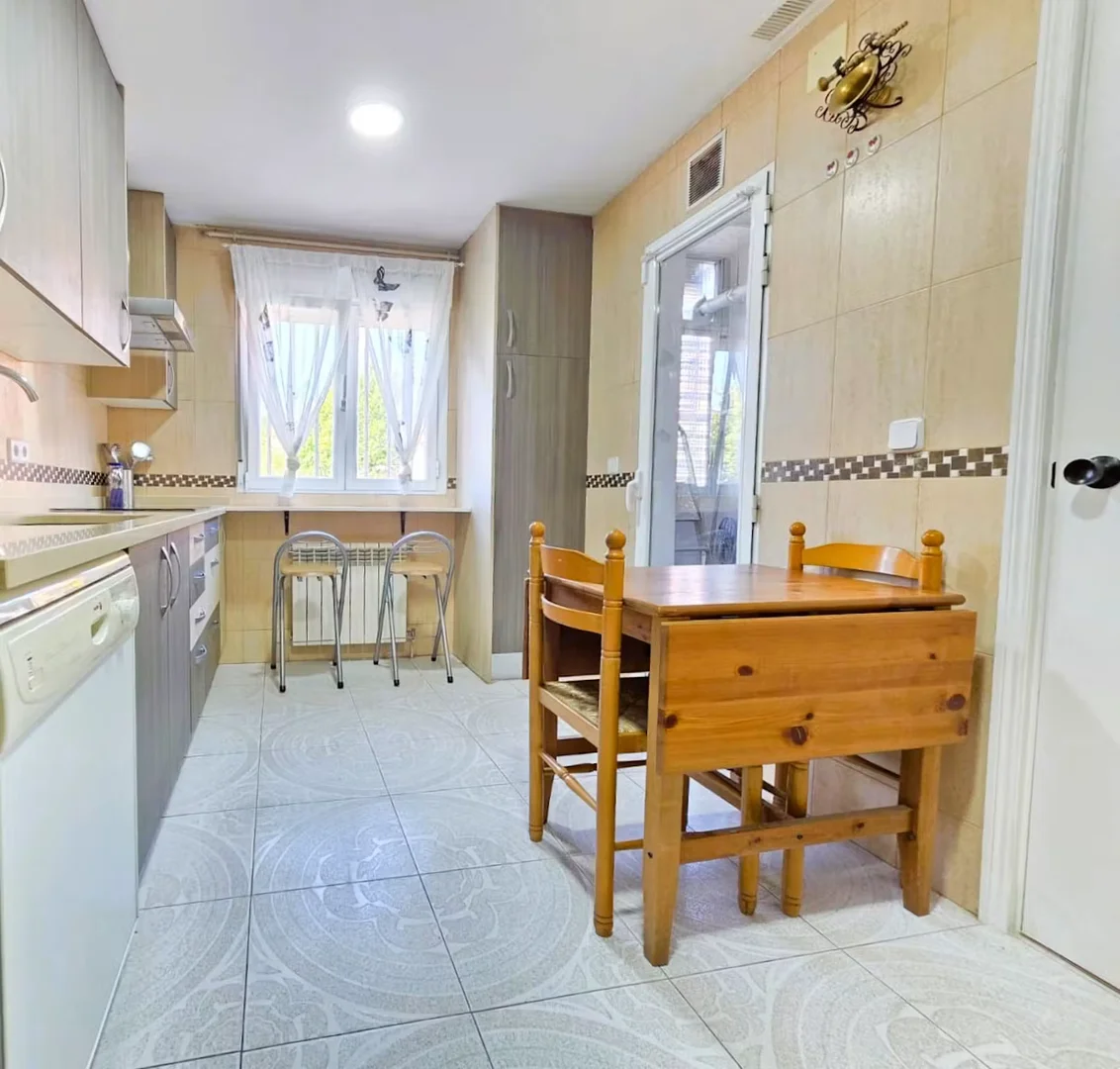 Habitación estudiantil funcional perfecta para estudiar en 