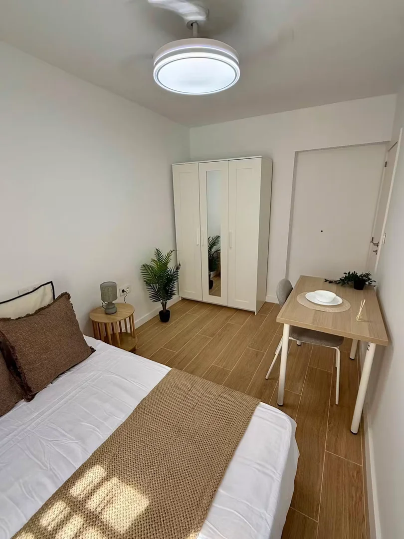 Functional student room perfect for studying in 
