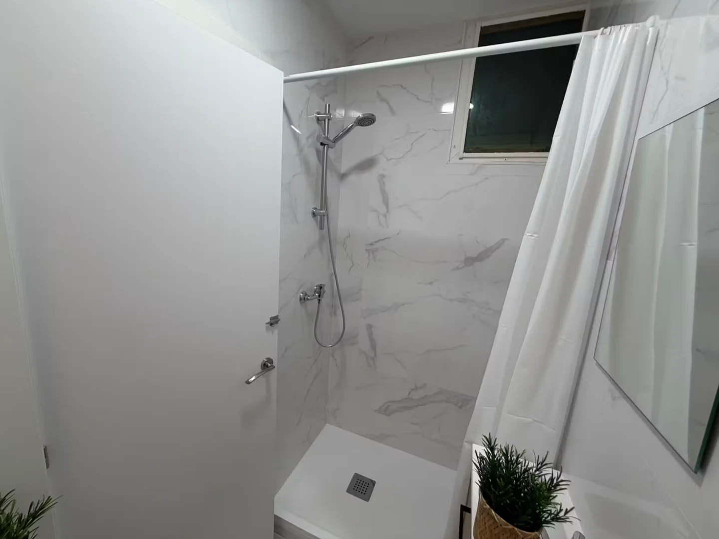 Room for rent in student apartment in , fully furnished