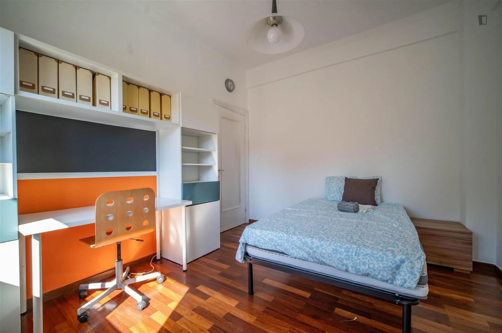 Functional student room perfect for studying in 