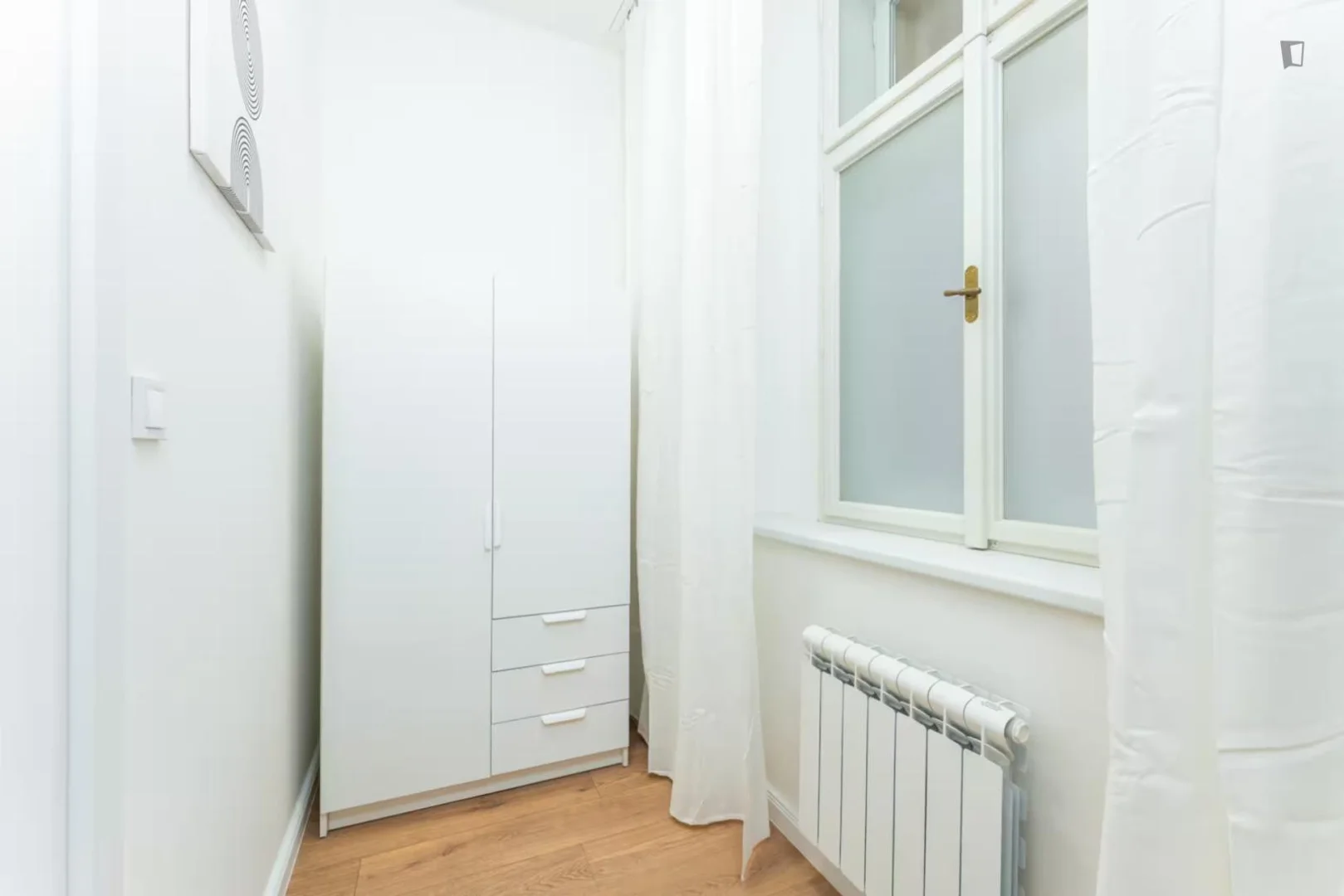 Minimalistyczna kawalerka w  z efektywnym układem