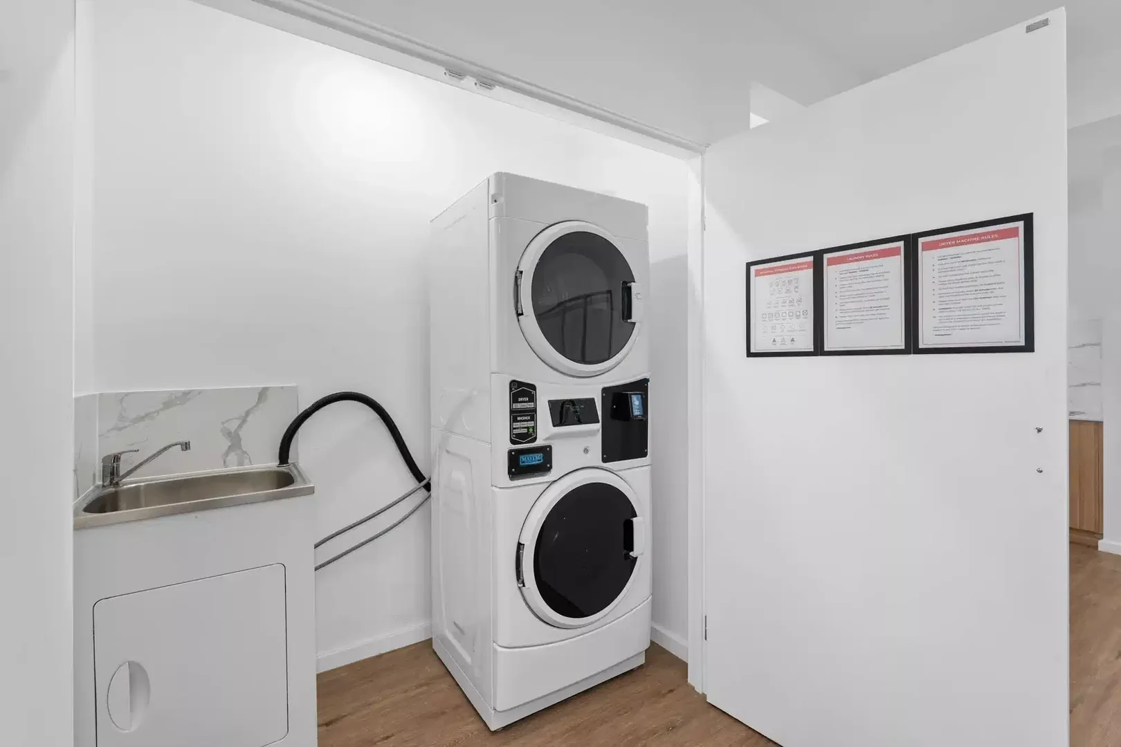 Habitación estudiantil funcional perfecta para estudiar en 