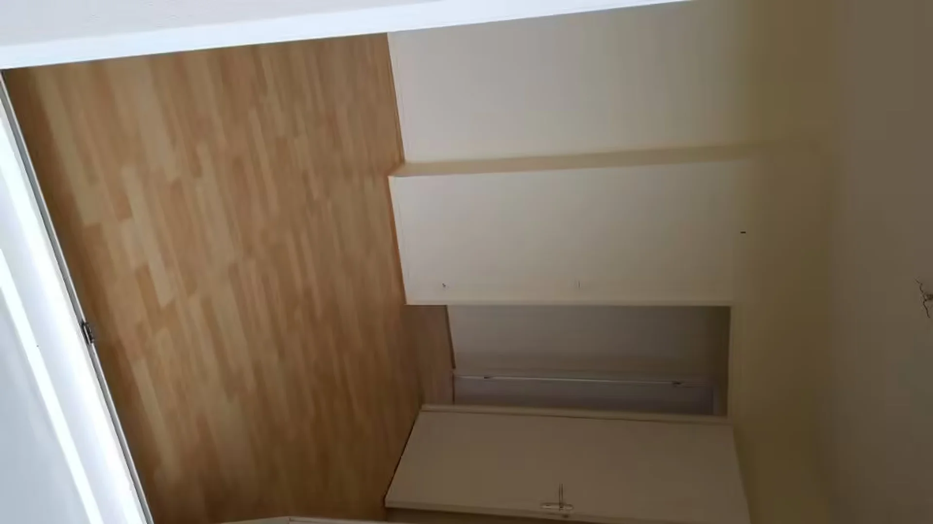 Habitación estudiantil funcional perfecta para estudiar en 