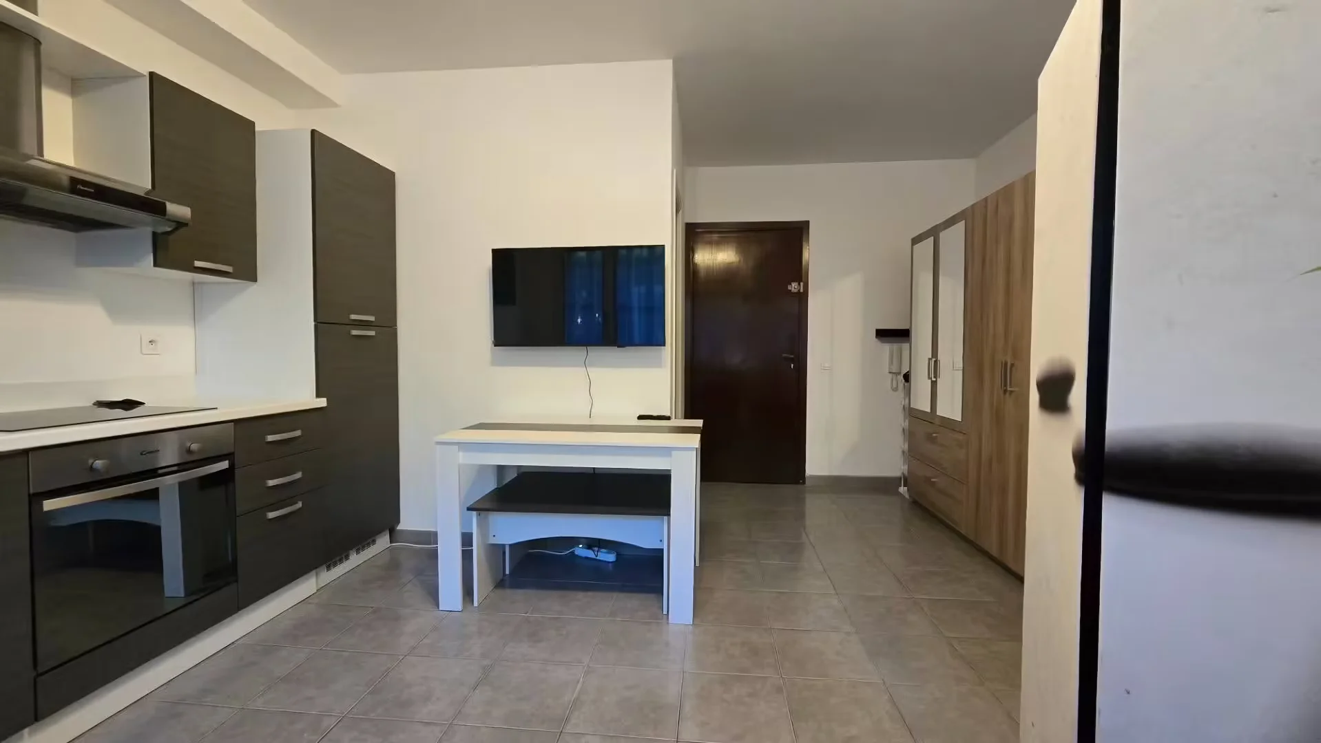 Affordable room for students with ample lighting in 