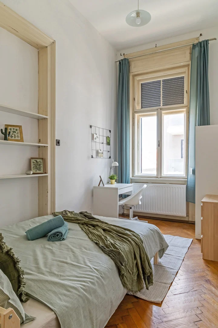 Economical student room with convenient location in 