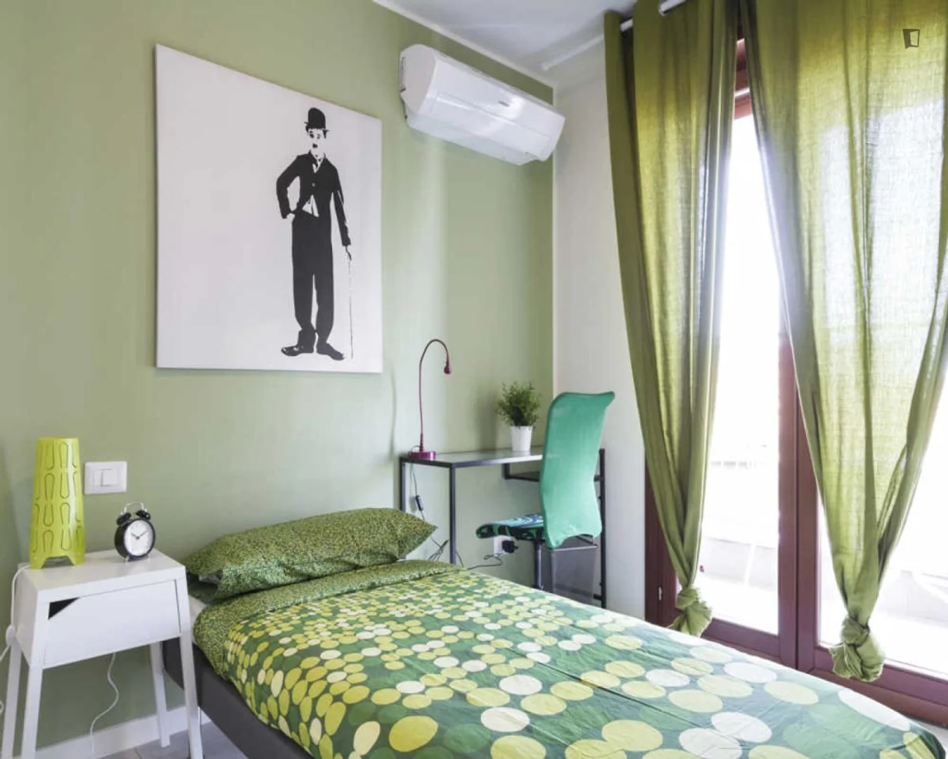 Comfortable and spacious student room in 