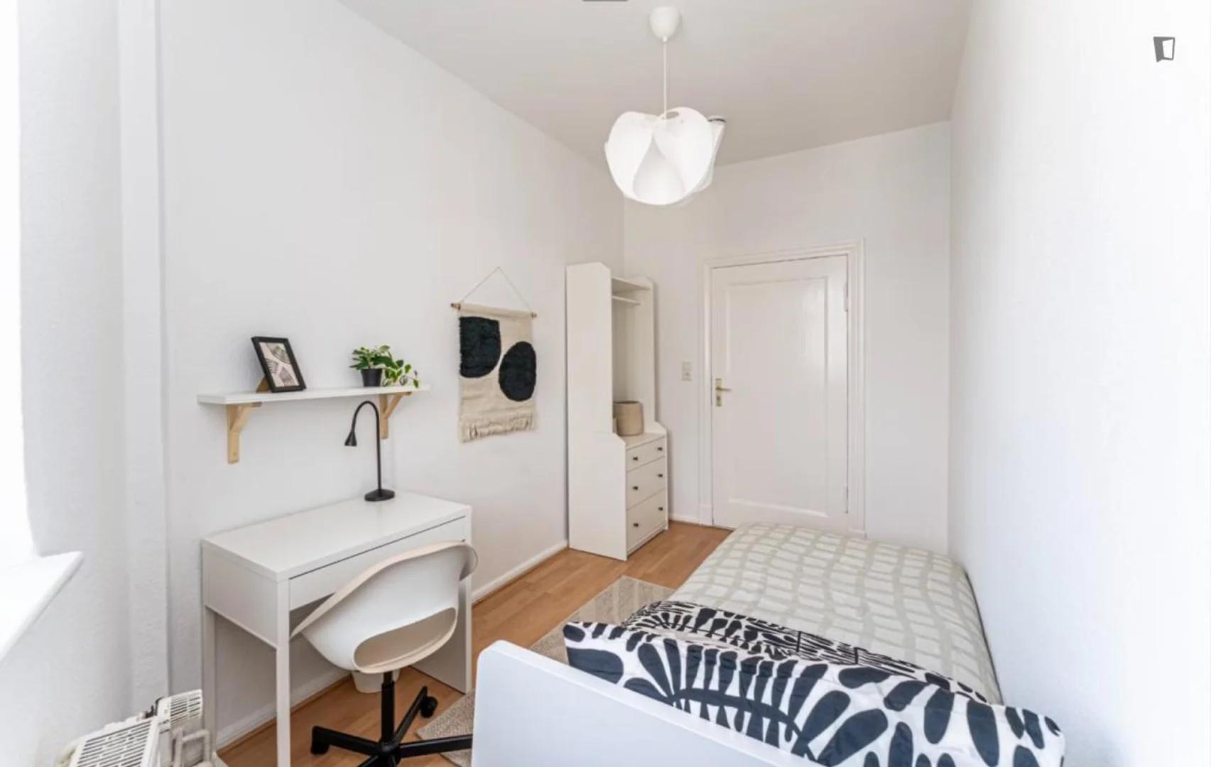 Quarto de estudante económico com localização conveniente em 