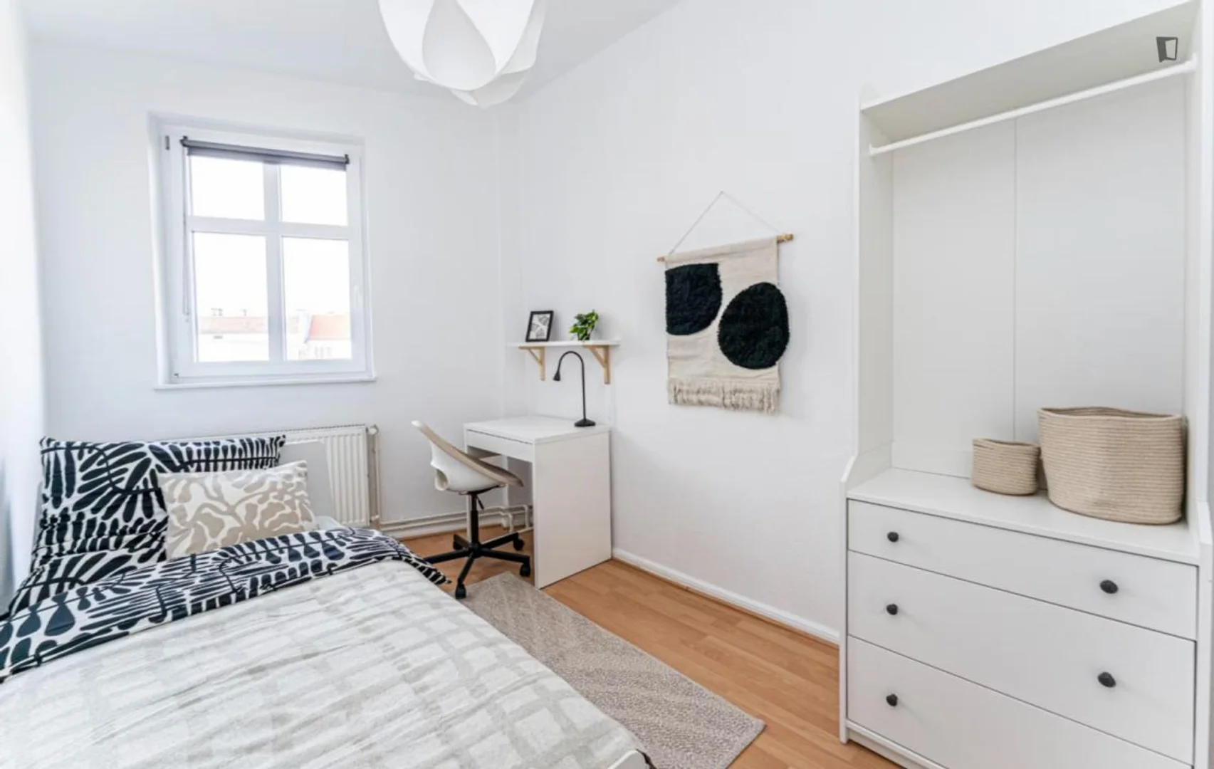 Quarto de estudante económico com localização conveniente em 