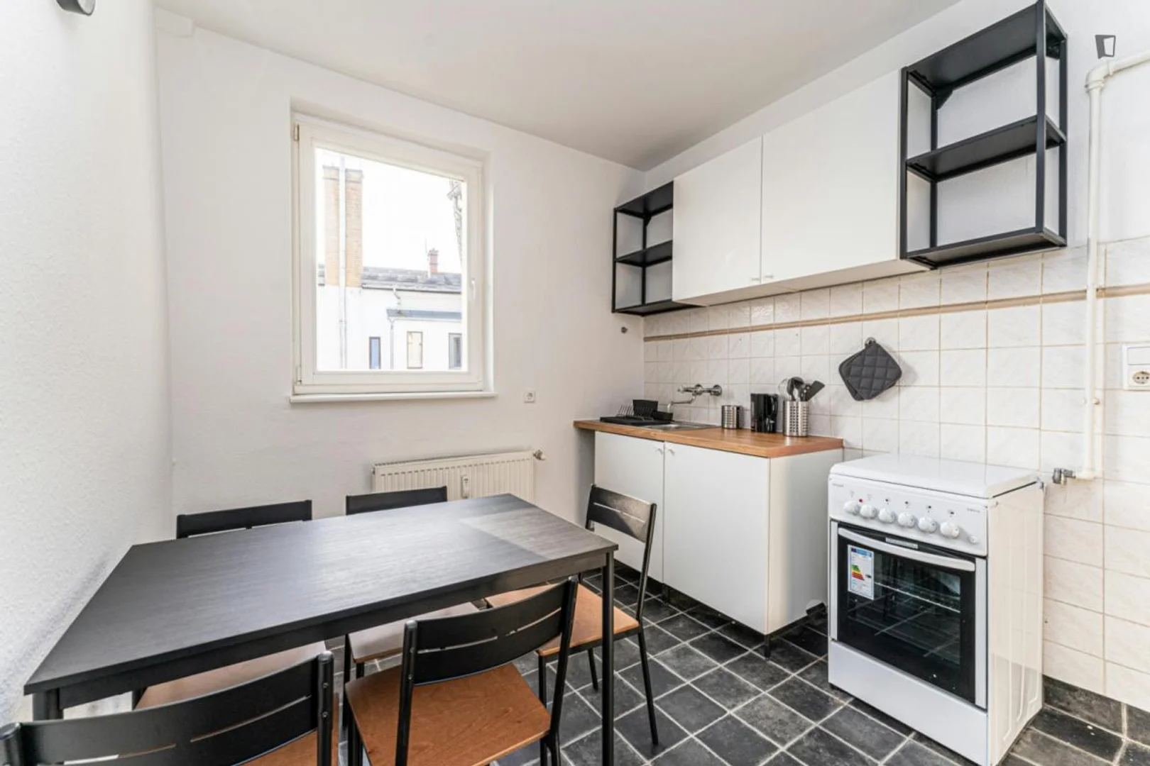 Quarto para alugar em apartamento de estudantes em , totalmente mobilado