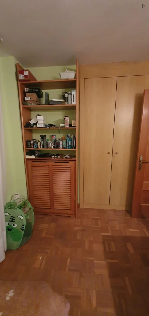 'da çalışma alanı ve ortak tesisler bulunan öğrenci odası