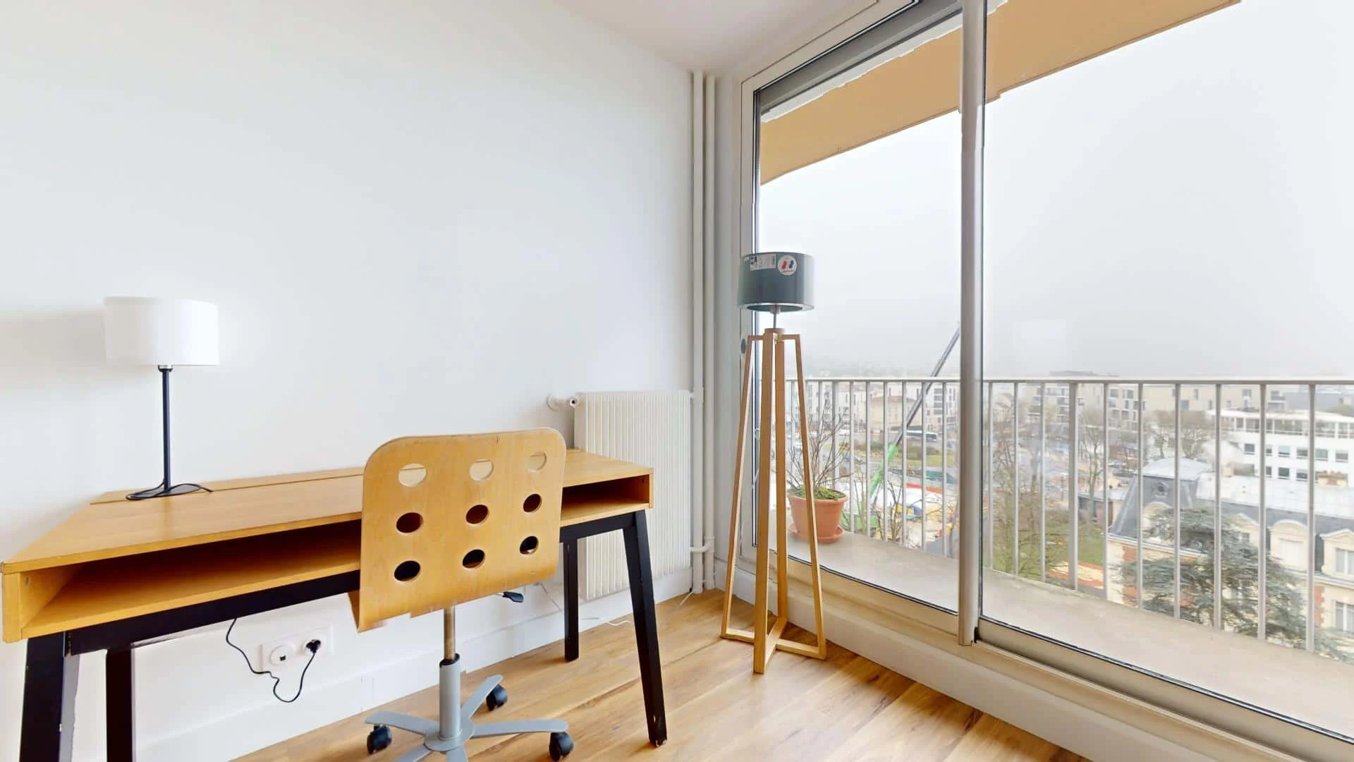 Habitación estudiantil luminosa y aireada con fácil acceso a la universidad en 