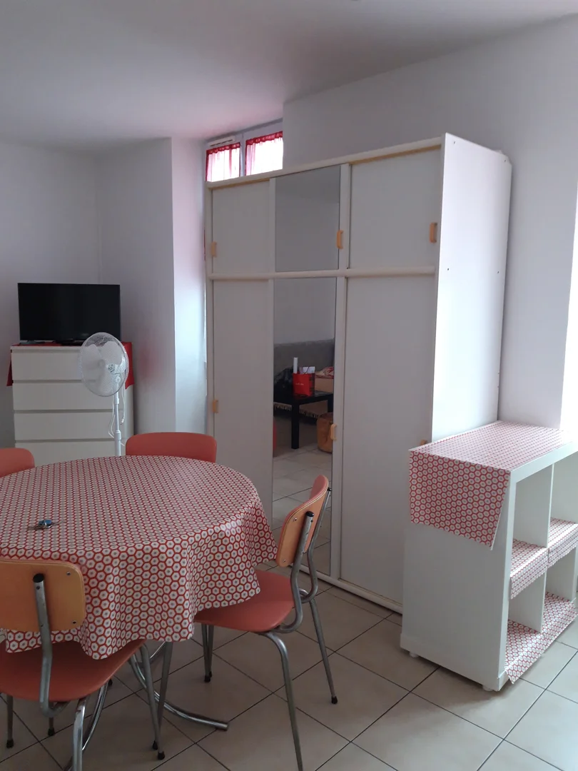 'de etkili düzene sahip minimalist öğrenci stüdyosu