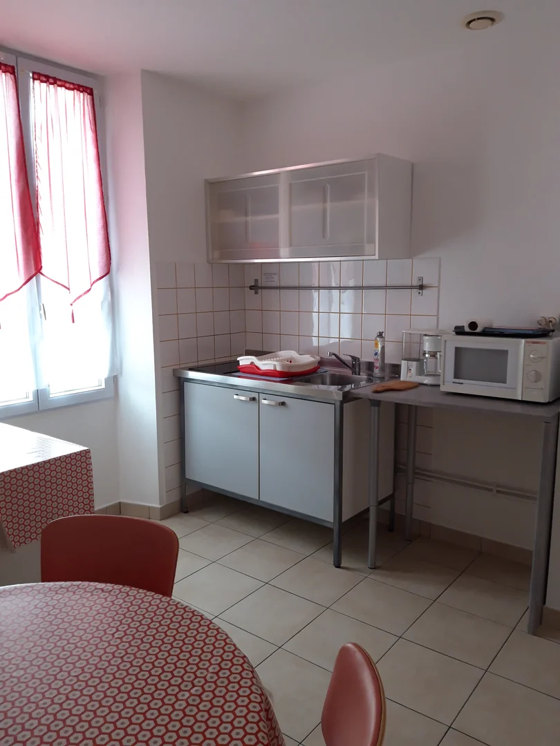 'de etkili düzene sahip minimalist öğrenci stüdyosu