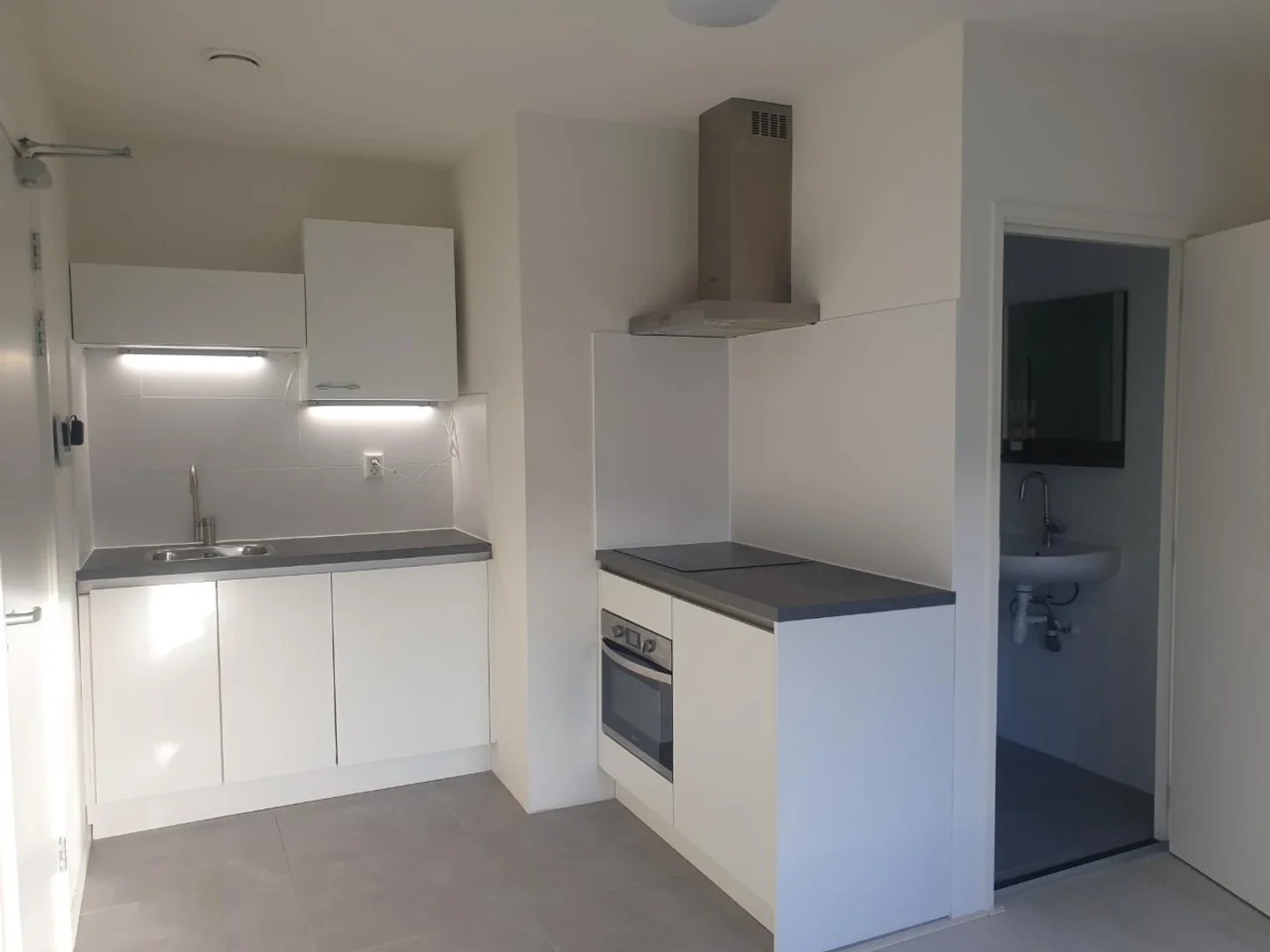 'de etkili düzene sahip minimalist öğrenci stüdyosu