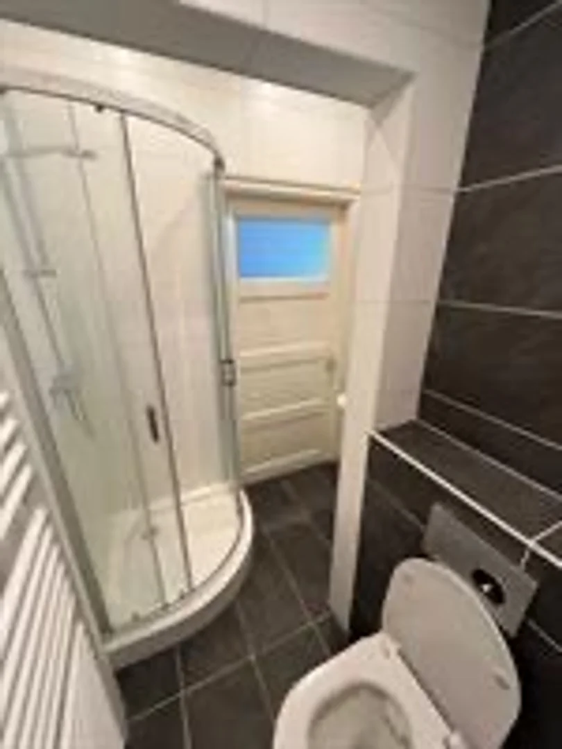  bölgesindeki öğrenciler için ideal kompakt stüdyo daire